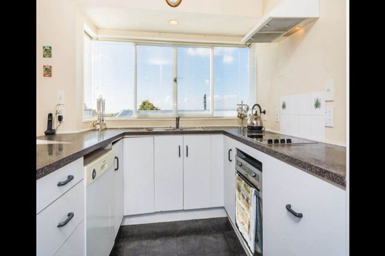 Photo of property in 1/4 Girrahween Drive, Totara Vale, Auckland, 0629