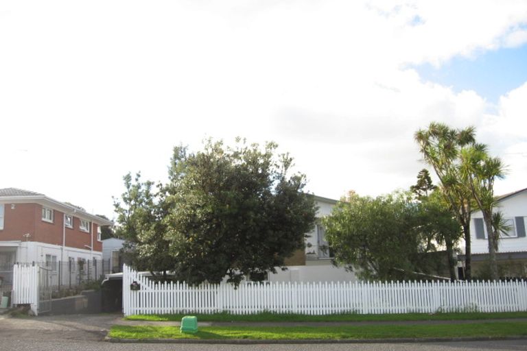 Photo of property in 92 Reeves Road, Pakuranga Heights, Auckland, 2010