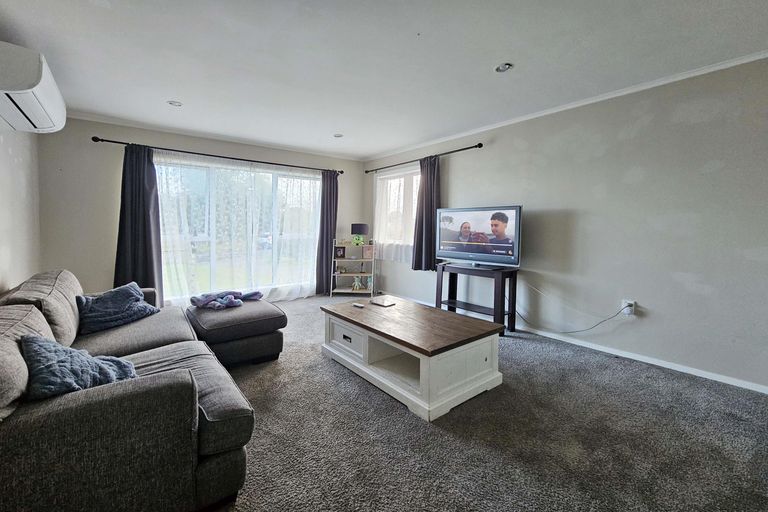 Photo of property in 24 Sutton Crescent, Papakura, 2110