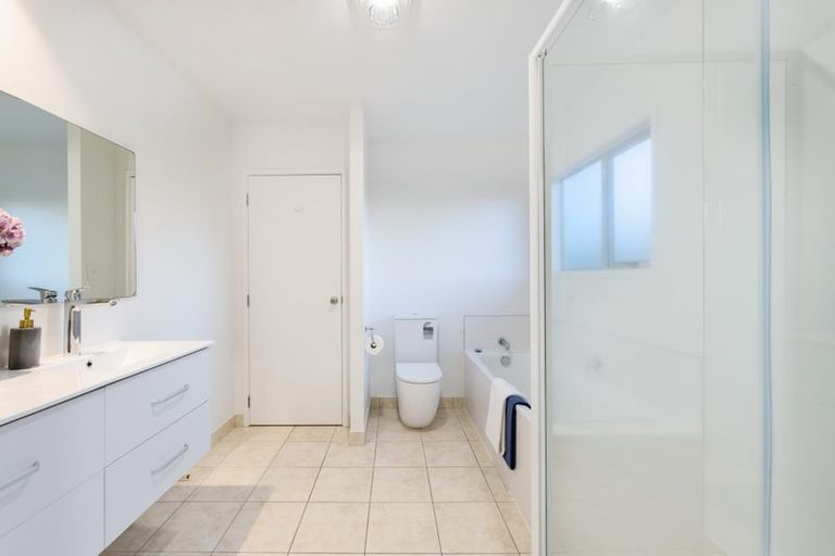 Photo of property in 8 Roy Maloney Drive, Henderson, Auckland, 0612