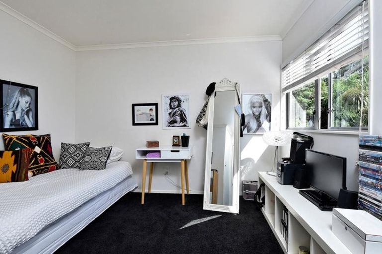 Photo of property in 16 Chettle Court, New Lynn, Auckland, 0600