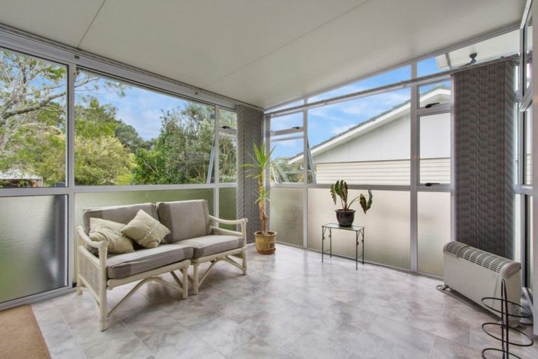 Photo of property in 8 Staincross Street, Green Bay, Auckland, 0604