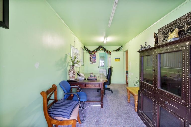 Photo of property in 6 Edwards Avenue, Henderson, Auckland, 0610