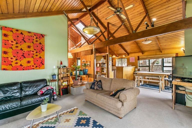 Photo of property in 82 Wade River Road, Stanmore Bay, Whangaparaoa, 0932