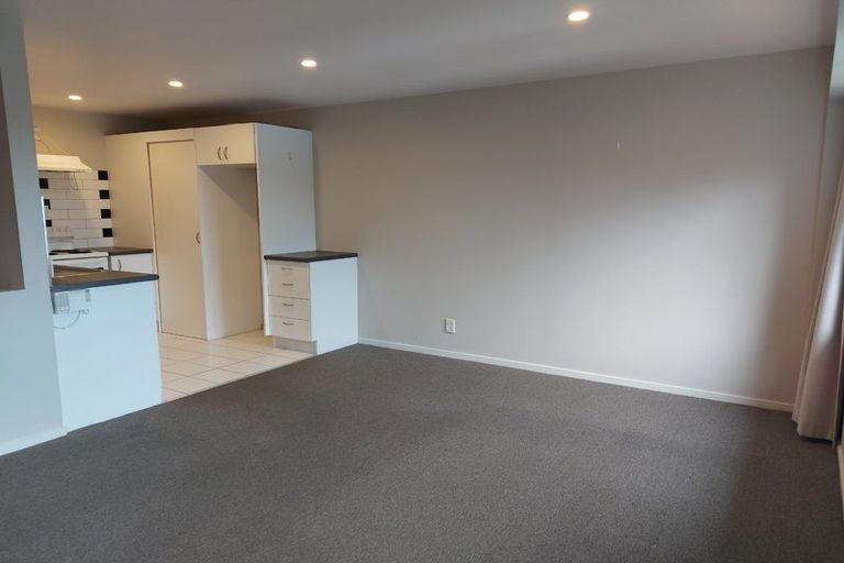 Photo of property in 2/93a Kelburn Parade, Kelburn, Wellington, 6012