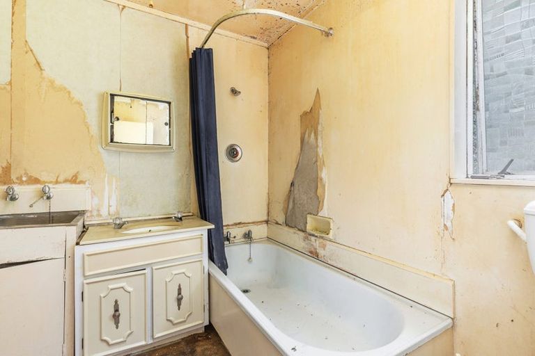 Photo of property in 22 Fyvie Avenue, Tawa, Wellington, 5028