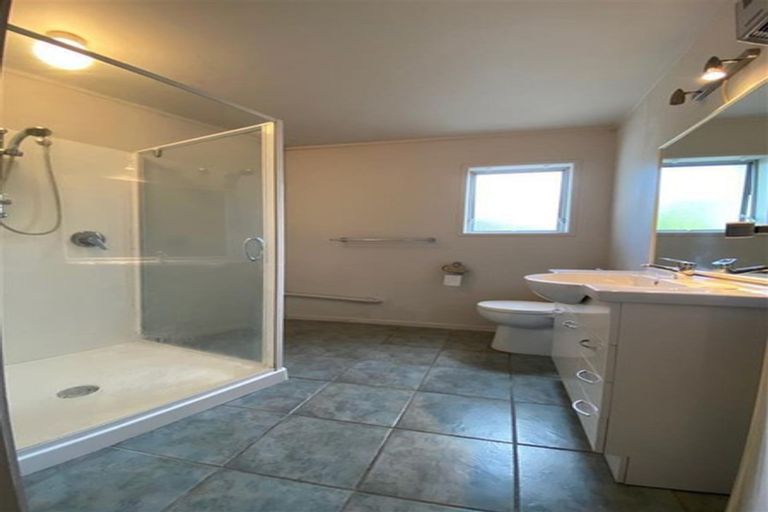 Photo of property in 2/96 Sunset Road, Unsworth Heights, Auckland, 0632