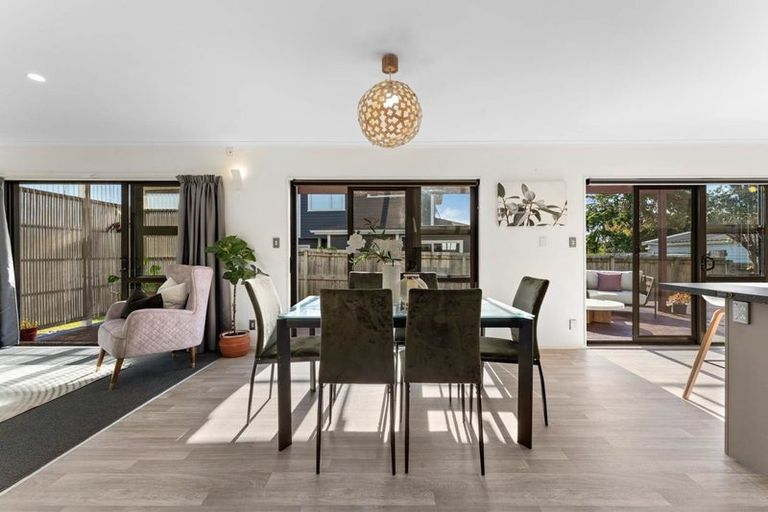 Photo of property in 28 London Street, Te Atatu Peninsula, Auckland, 0610