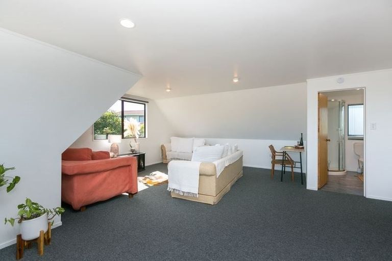 Photo of property in 3 Lindaver Grove, Merrilands, New Plymouth, 4312