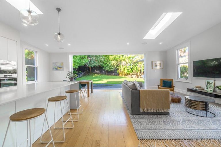 Photo of property in 15 Saint Leonards Road, Devonport, Auckland, 0624