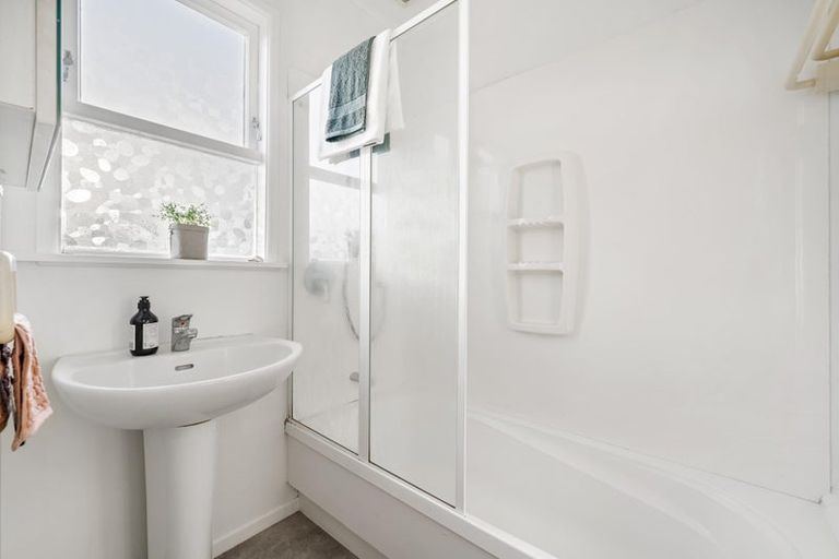 Photo of property in 19 Thornlow Street, Glendene, Auckland, 0602