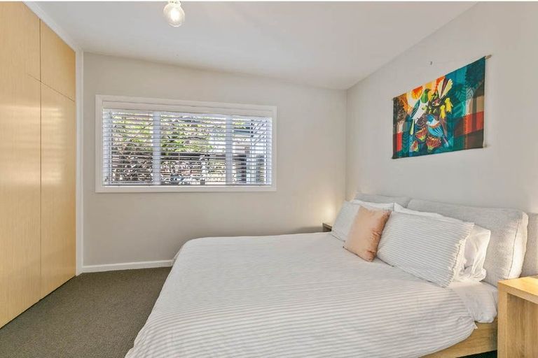 Photo of property in 106 Breaker Bay Road, Breaker Bay, Wellington, 6022