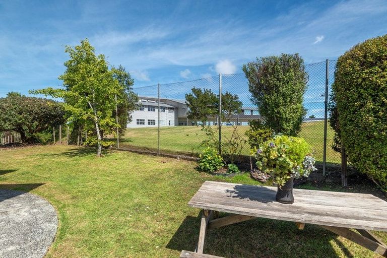 Photo of property in 13 Windsor Place, Windsor Park, Auckland, 0630