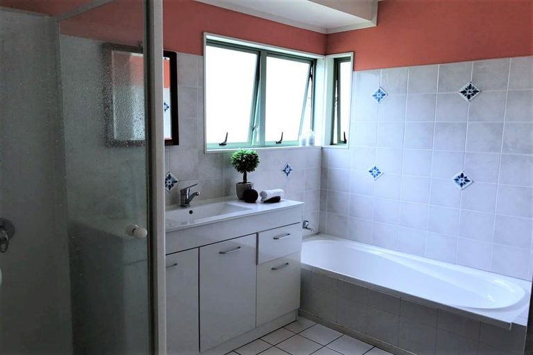 Photo of property in 41 Unsworth Drive, Unsworth Heights, Auckland, 0632