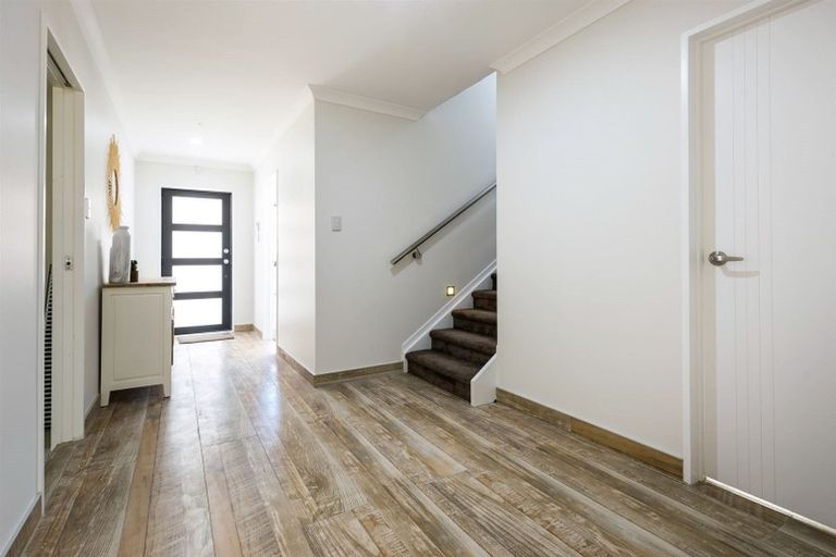 Photo of property in 4225c Great North Road, Glendene, Auckland, 0602