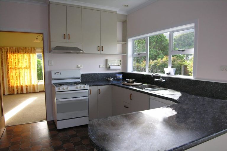 Photo of property in 11 Lucknow Terrace, Khandallah, Wellington, 6035