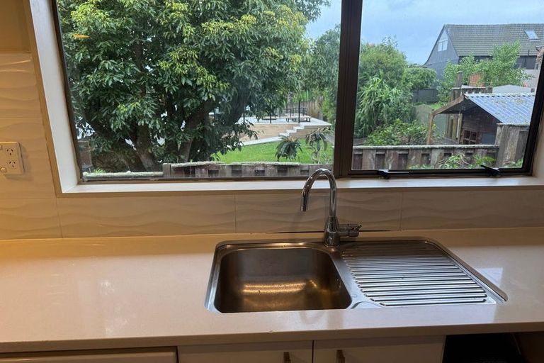 Photo of property in 2/6 Raddock Place, Half Moon Bay, Auckland, 2012