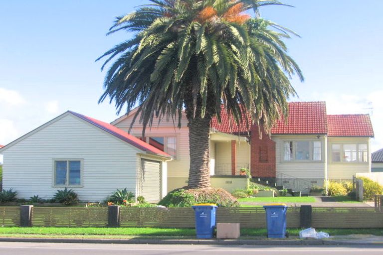 Photo of property in 228 Te Atatu Road, Te Atatu South, Auckland, 0610