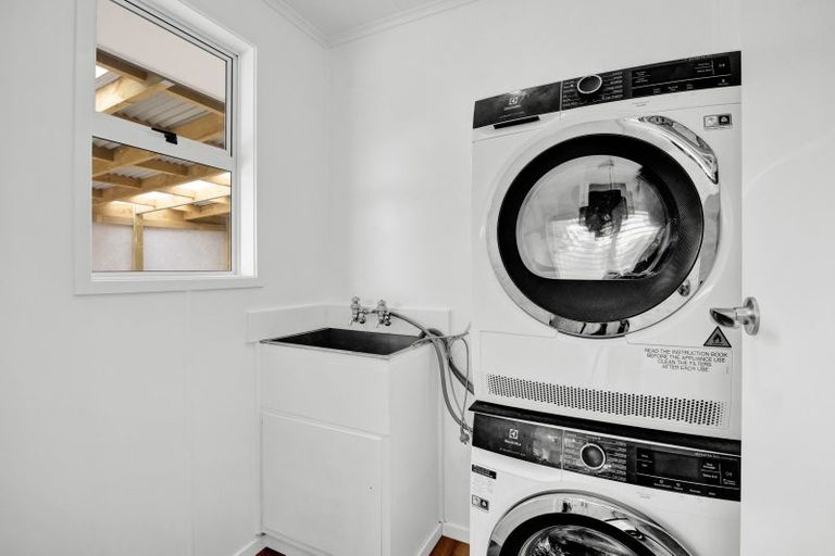 Photo of property in 16 Kauri Street, Merrilands, New Plymouth, 4312