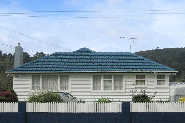 Photo of property in 17 Walker Grove, Stokes Valley, Lower Hutt, 5019