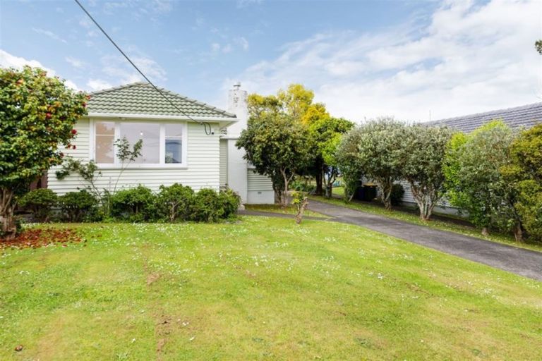 Photo of property in 15 Waione Avenue, Te Atatu Peninsula, Auckland, 0610