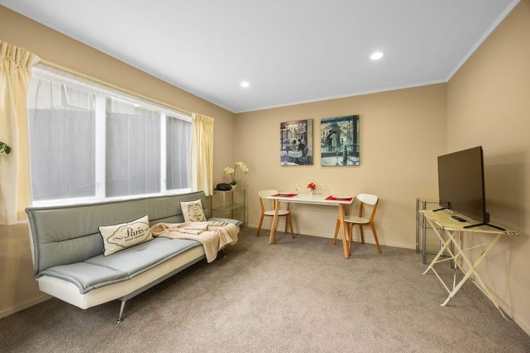 Photo of property in 6 Harbour Lights Close, West Harbour, Auckland, 0618