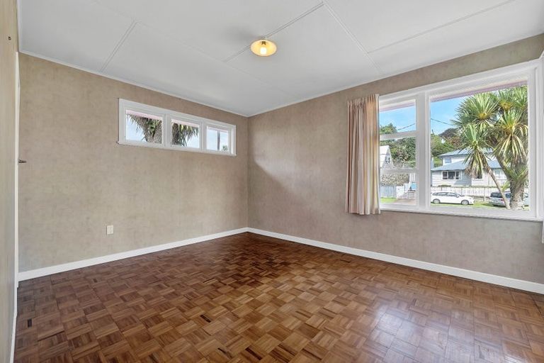 Photo of property in 71 Awanui Street, Merrilands, New Plymouth, 4312