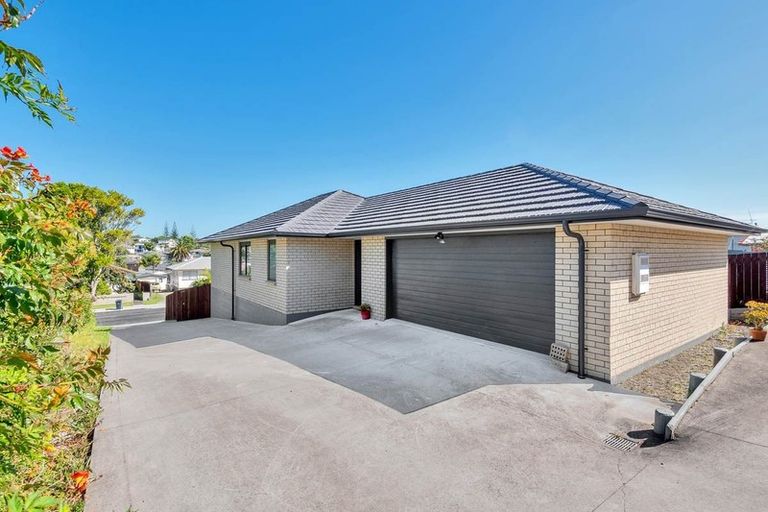 Photo of property in 86 Farquhar Road, Glendene, Auckland, 0602