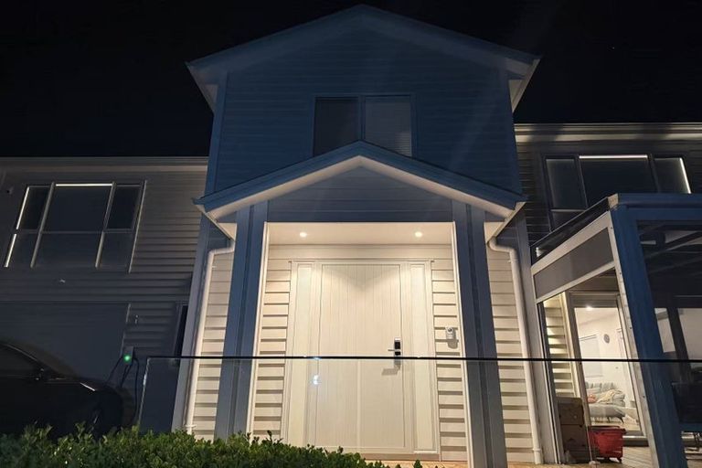 Photo of property in 142b Luckens Road, West Harbour, Auckland, 0618