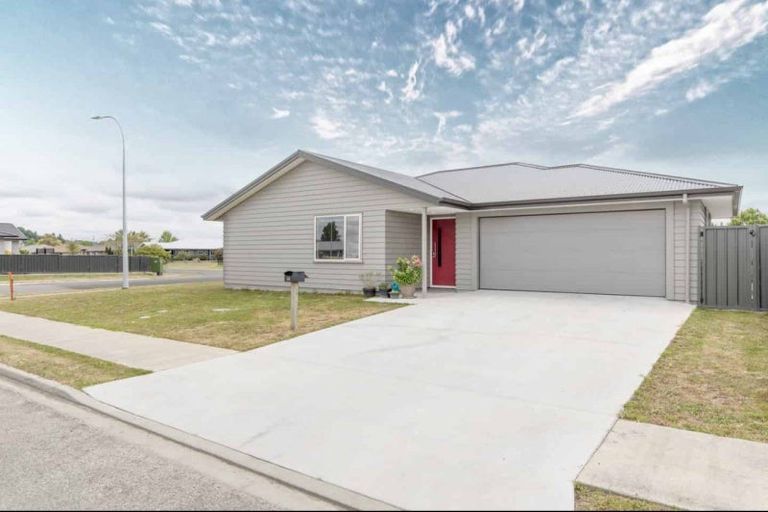 Photo of property in 33 Belgrove Drive, Waipukurau, 4200