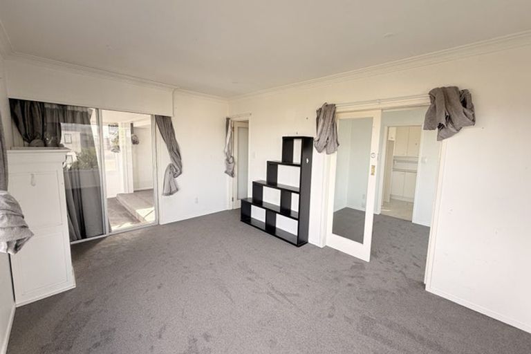 Photo of property in 1/166 East Coast Road, Forrest Hill, Auckland, 0620
