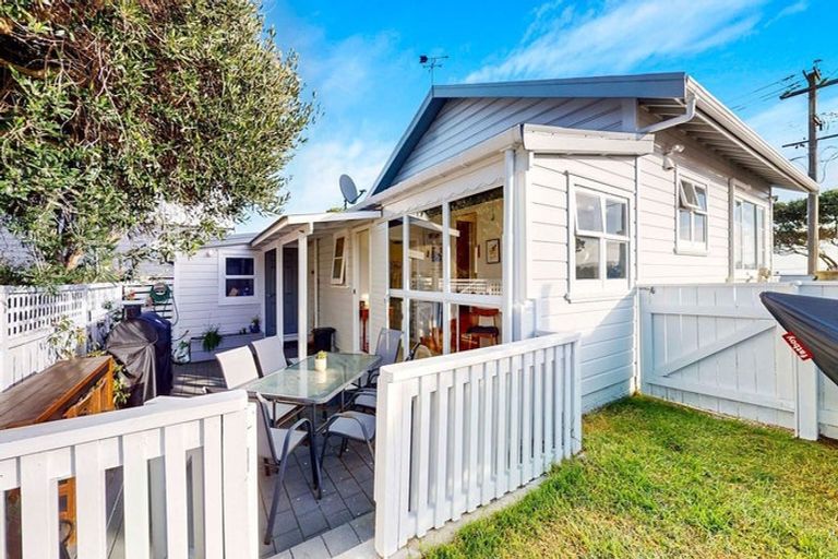 Photo of property in 96 Marine Parade, Paraparaumu Beach, Paraparaumu, 5032