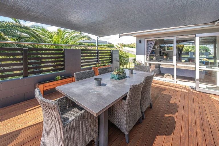 Photo of property in 18 Golf Vue Place, Castlecliff, Whanganui, 4501