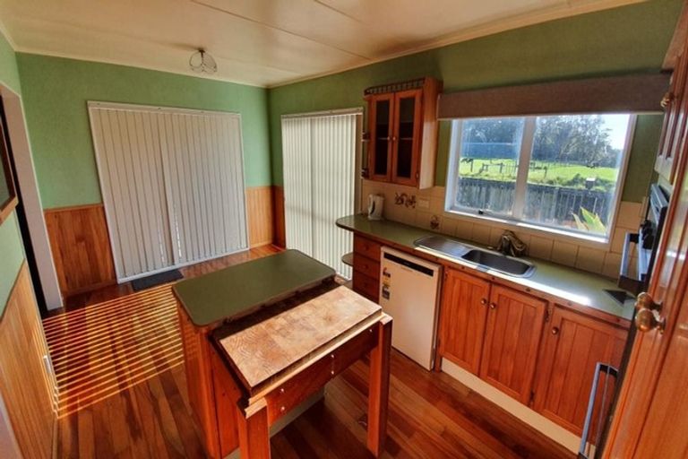 Photo of property in 11 Beach Road, Omata, New Plymouth, 4374