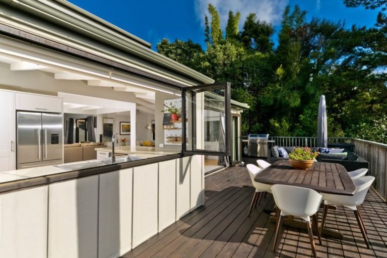 Photo of property in 19 Te Araroa Drive, Paremoremo, Auckland, 0632