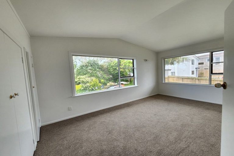 Photo of property in 619 Glenfield Road, Totara Vale, Auckland, 0629