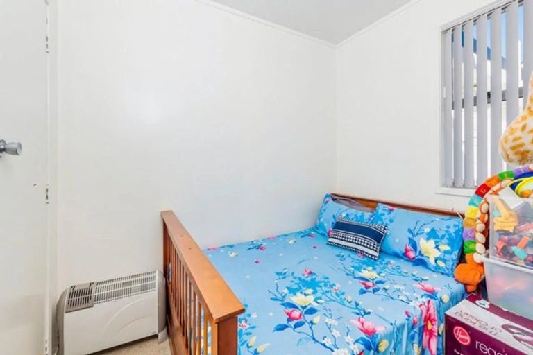 Photo of property in 2 Doone Place, Massey, Auckland, 0614