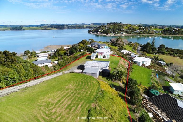 Photo of property in 29 Oxford Street, Whakapirau, Maungaturoto, 0583