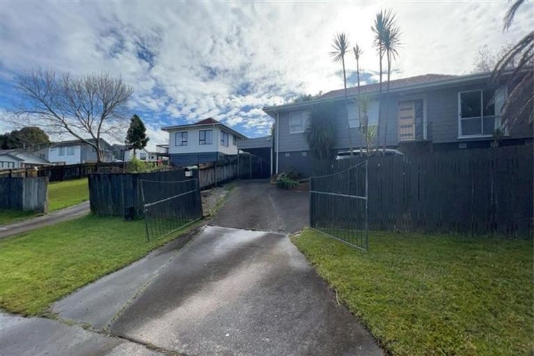 Photo of property in 4 Pahi Place, West Harbour, Auckland, 0618