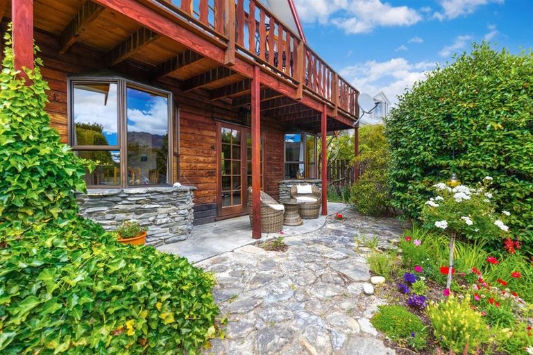 Photo of property in 6 Sequoia Place, Kelvin Heights, Queenstown, 9300