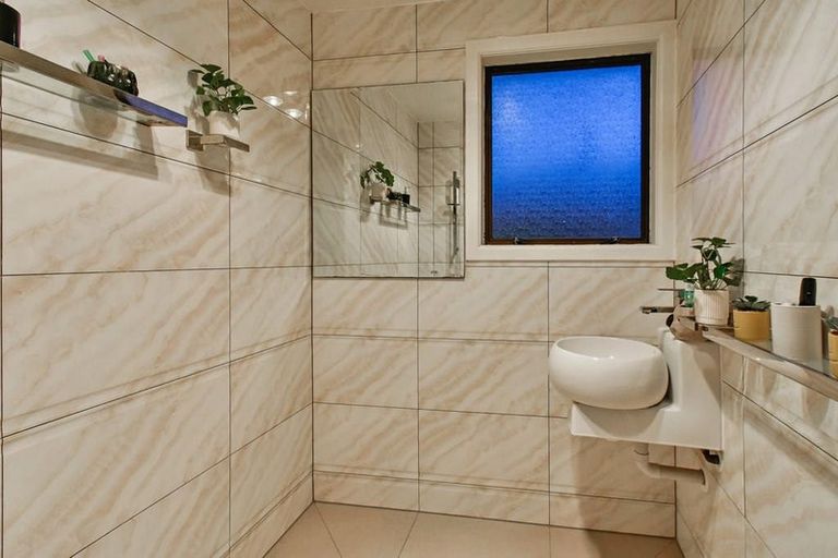 Photo of property in 2/12 Taitimu Drive, Weymouth, Auckland, 2103