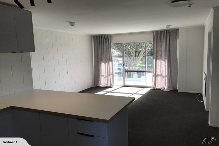 Photo of property in 15 Queen Mary Avenue, New Lynn, Auckland, 0600