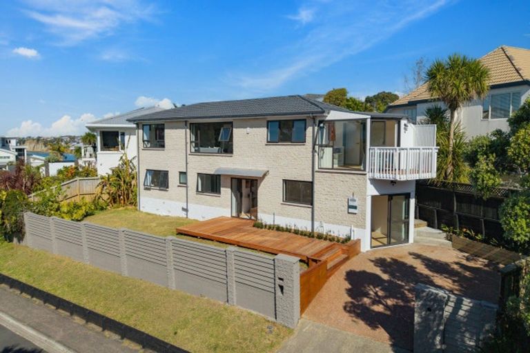 Photo of property in 2/14 Clifton Road, Waiake, Auckland, 0630