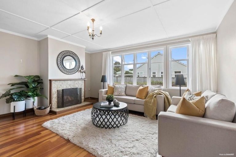 Photo of property in 21 Fairfax Avenue, Northcote, Auckland, 0627