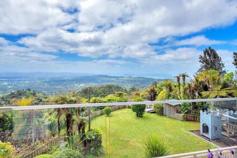 Photo of property in 23 Quinns Road, Waiatarua, Auckland, 0612