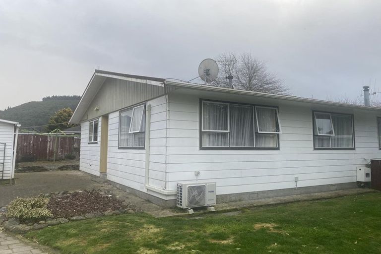 Photo of property in 2 Garnet Grove, Birchville, Upper Hutt, 5018