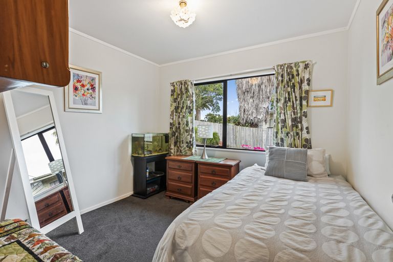 Photo of property in 2/3 Lantana Road, Green Bay, Auckland, 0604