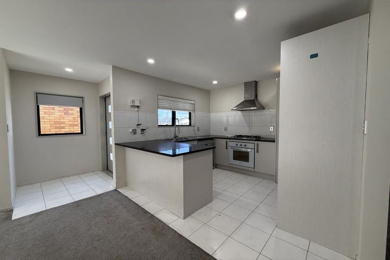 Photo of property in 21 Bangla Place, Massey, Auckland, 0614
