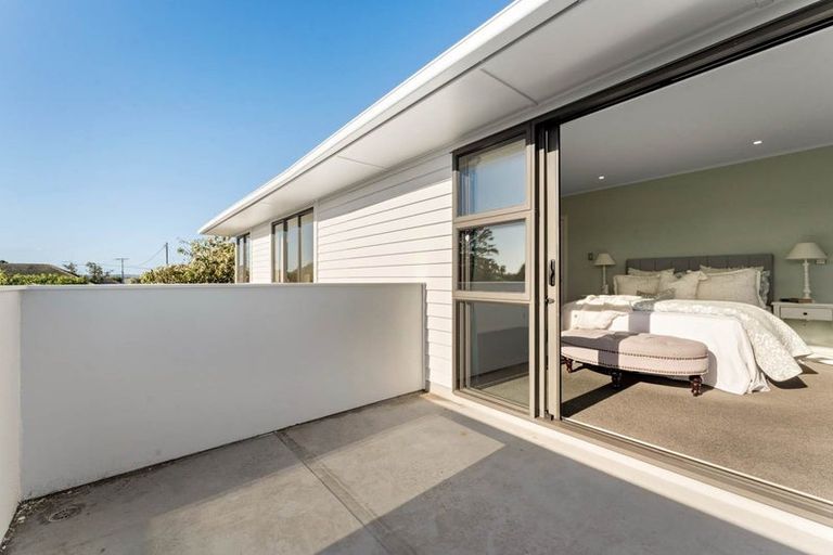 Photo of property in 28 London Street, Te Atatu Peninsula, Auckland, 0610