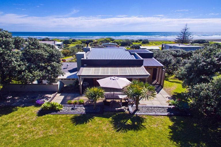 Photo of property in 113 Marine Parade North, Piha, 0772
